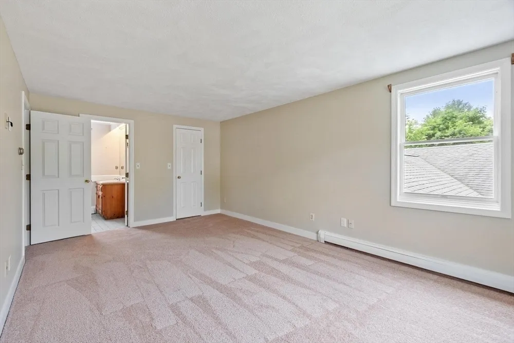 2 Rourke Ln, Lynnfield, MA 01940