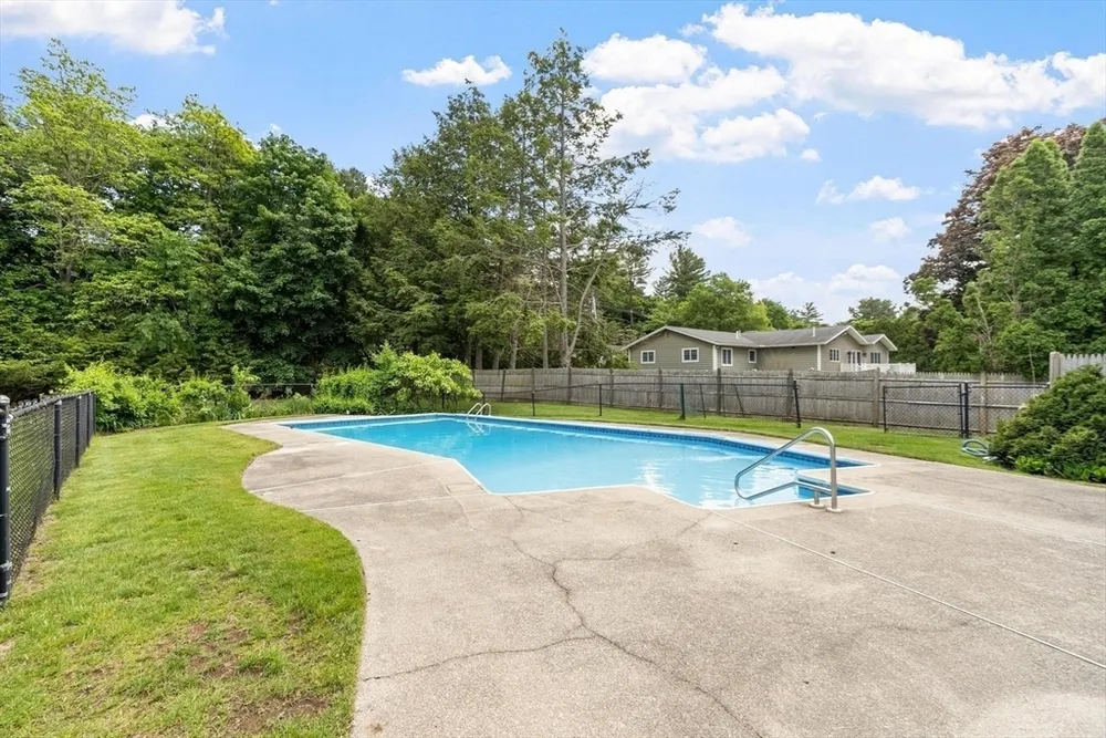 2 Rourke Ln, Lynnfield, MA 01940