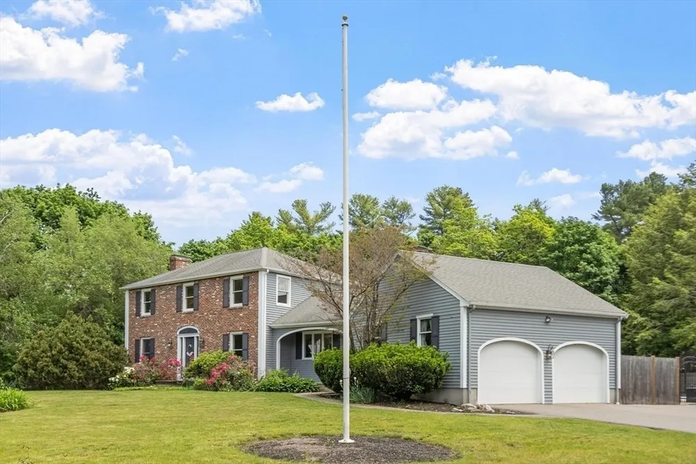 2 Rourke Ln, Lynnfield, MA 01940