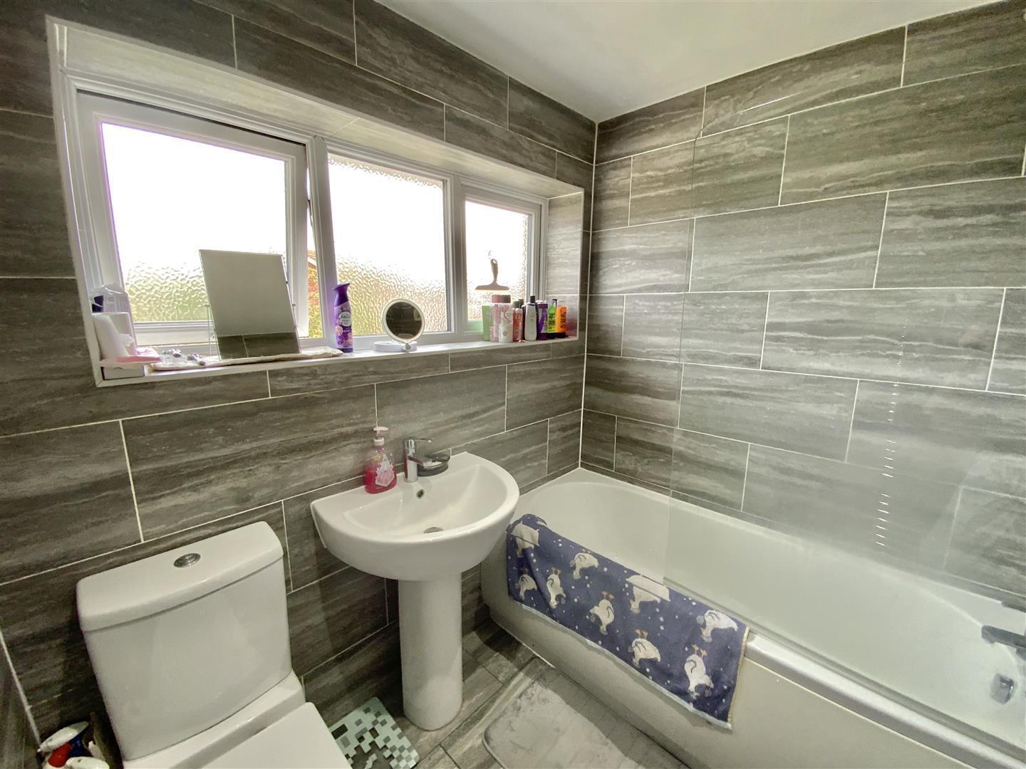 Elm Drive, Deanshanger, Milton Keynes Image 9