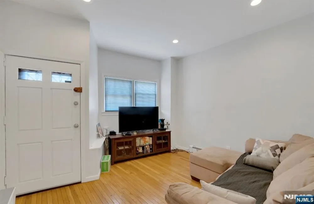 106 Broughton Ave, Bloomfield, NJ 07003