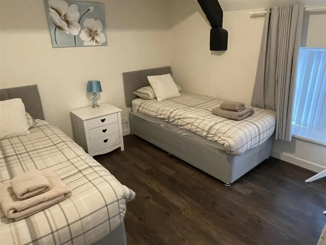 https://mr0.homeflow-assets.co.uk/files/photo/image/47482/7272/_x_/DVqDIHNEN0KunYerNX2bxA.jpg
