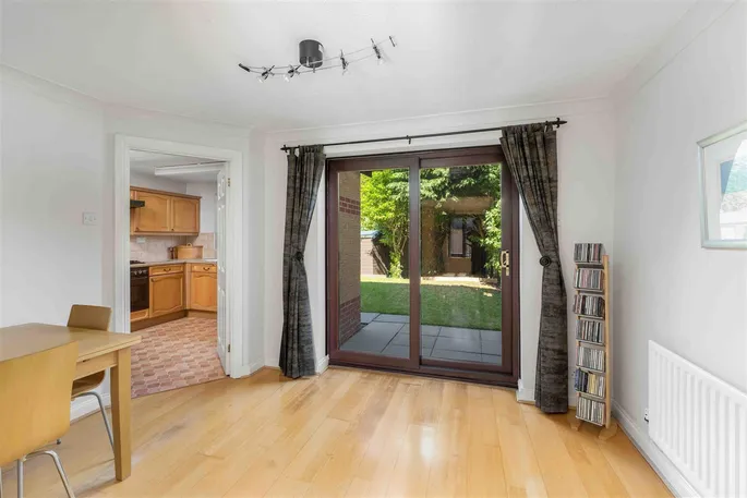 Property carousel image 3