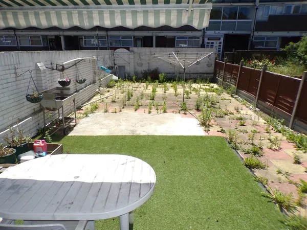 Avis Square, Stepney E1