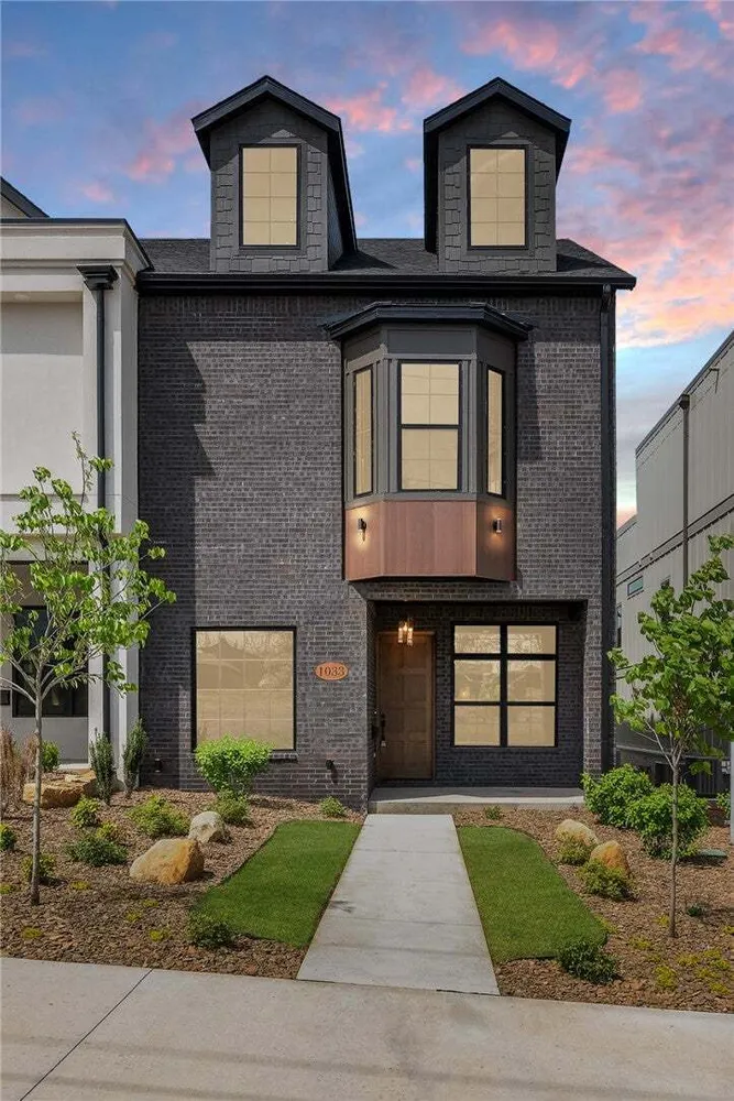 1033 NW A St, Bentonville, AR 72712