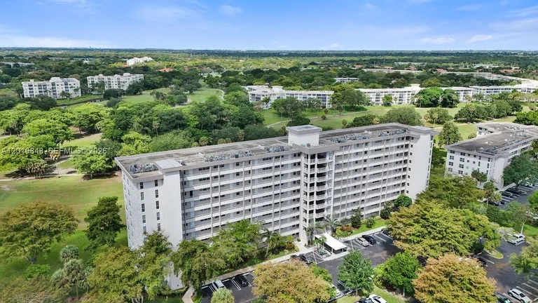 575 Oaks Ln, Pompano Beach, FL 33069