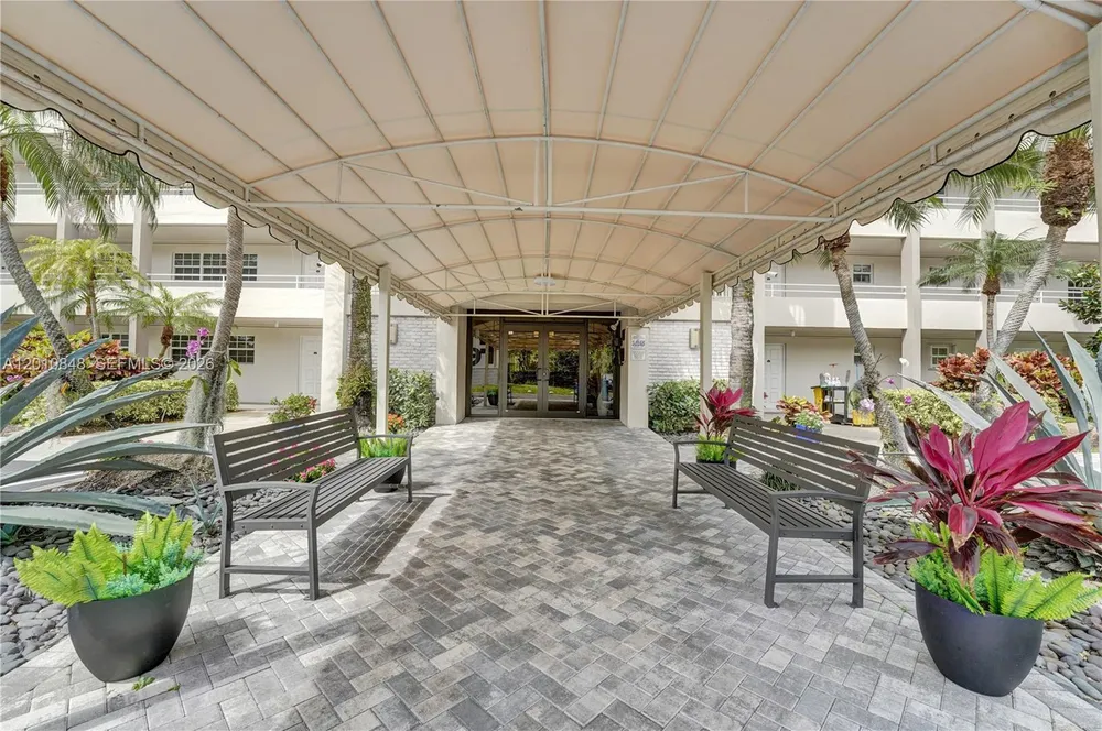 575 Oaks Ln, Pompano Beach, FL 33069