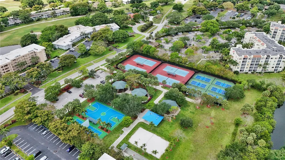 575 Oaks Ln, Pompano Beach, FL 33069