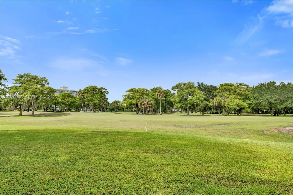 575 Oaks Ln, Pompano Beach, FL 33069
