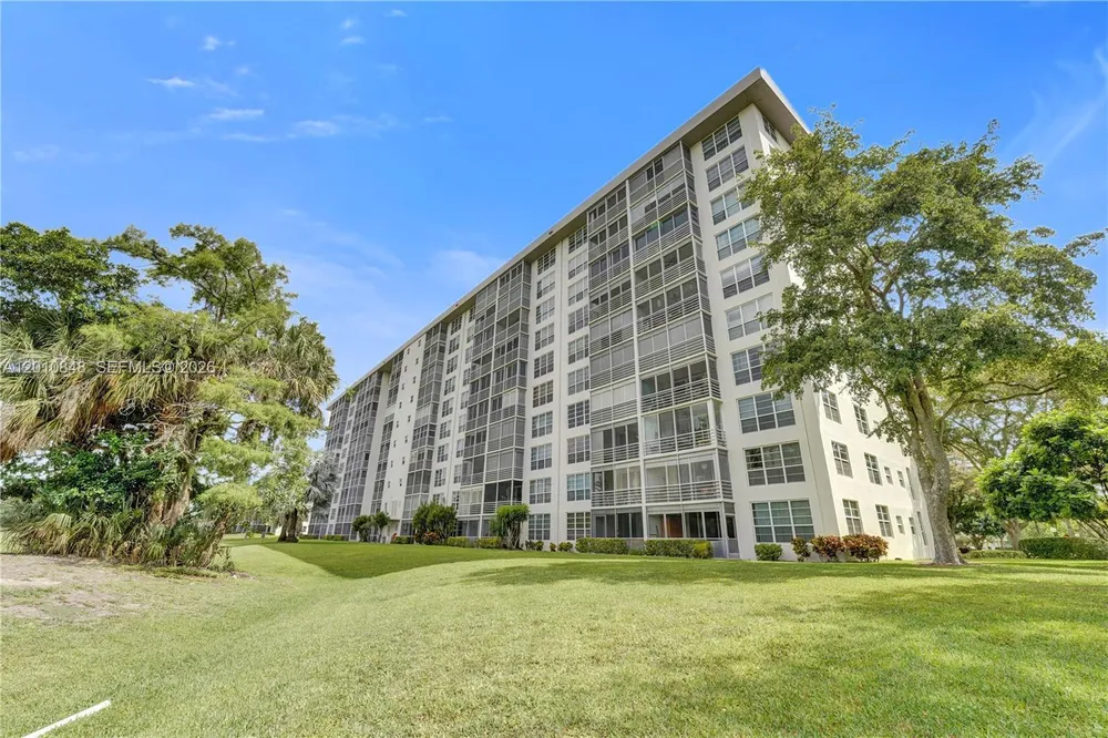 575 Oaks Ln, Pompano Beach, FL 33069