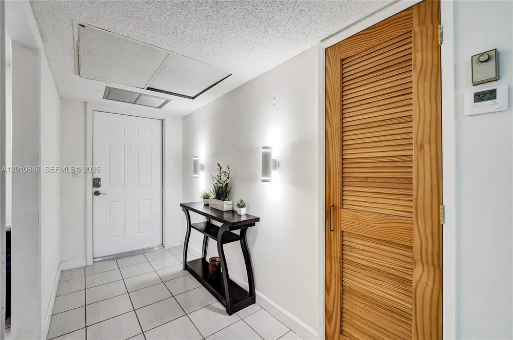 575 Oaks Ln, Pompano Beach, FL 33069