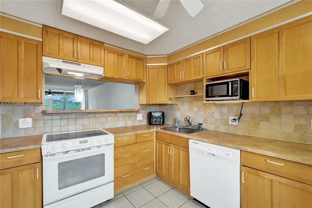 575 Oaks Ln, Pompano Beach, FL 33069