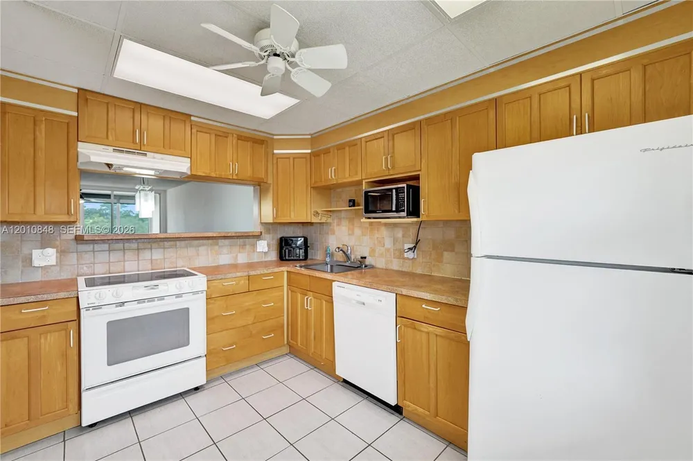 575 Oaks Ln, Pompano Beach, FL 33069