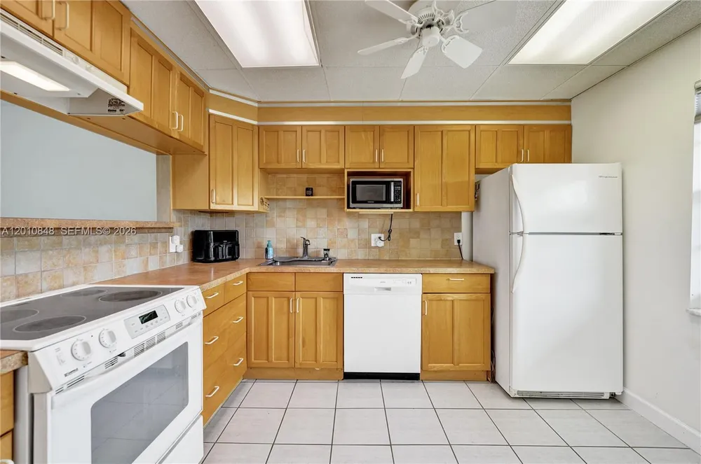 575 Oaks Ln, Pompano Beach, FL 33069