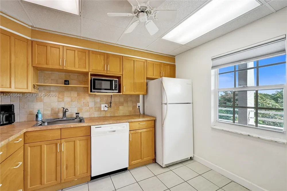 575 Oaks Ln, Pompano Beach, FL 33069
