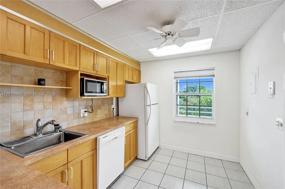 575 Oaks Ln, Pompano Beach, FL 33069