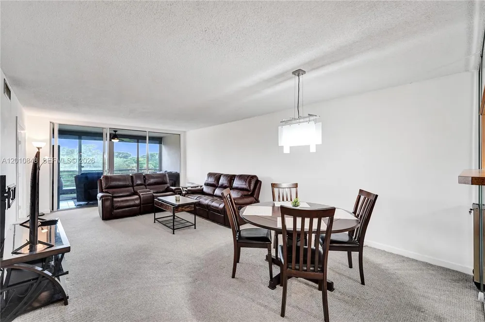 575 Oaks Ln, Pompano Beach, FL 33069