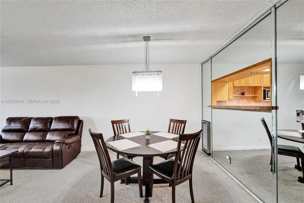 575 Oaks Ln, Pompano Beach, FL 33069