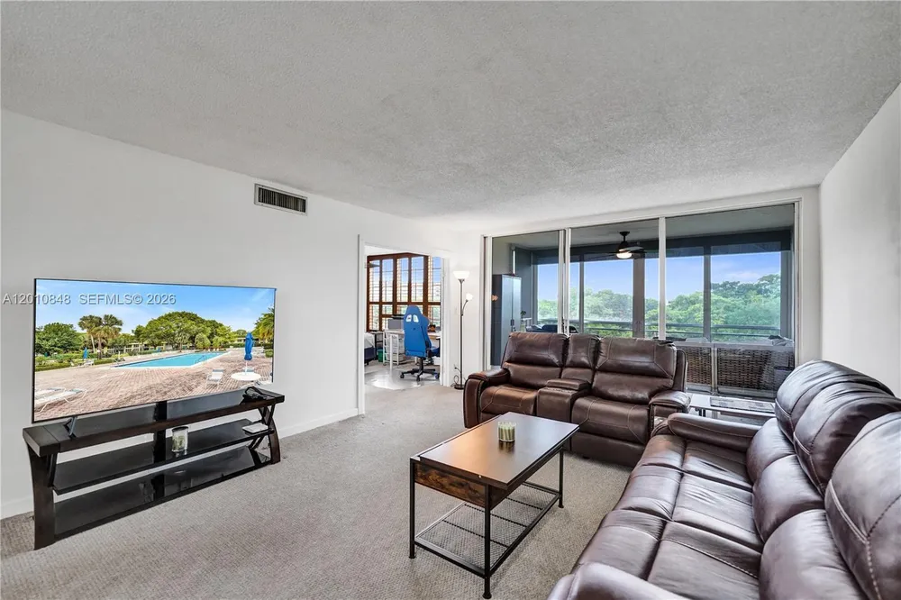 575 Oaks Ln, Pompano Beach, FL 33069