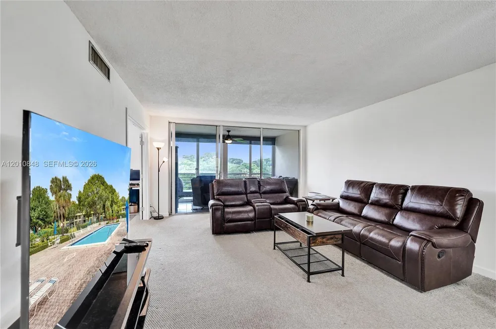 575 Oaks Ln, Pompano Beach, FL 33069