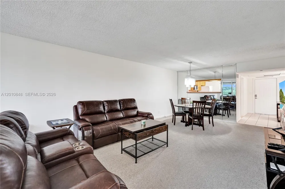 575 Oaks Ln, Pompano Beach, FL 33069