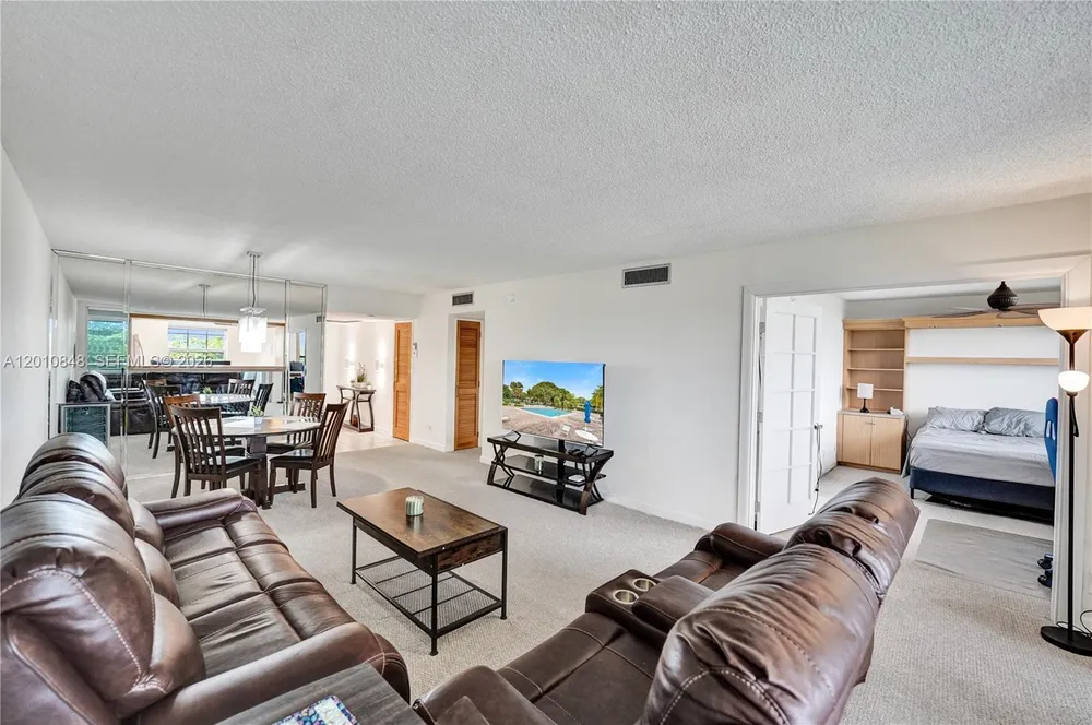 575 Oaks Ln, Pompano Beach, FL 33069