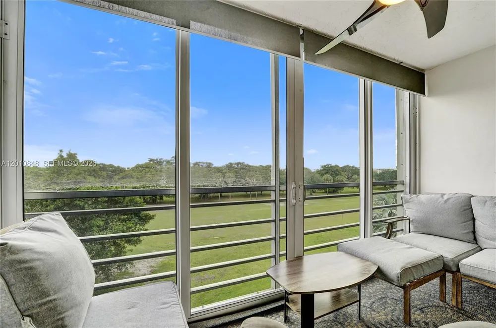 575 Oaks Ln, Pompano Beach, FL 33069