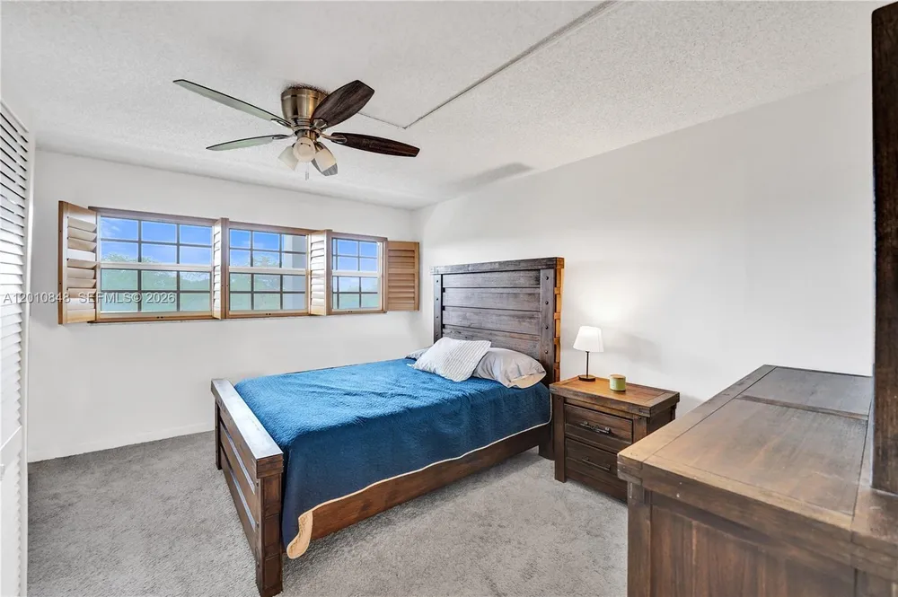 575 Oaks Ln, Pompano Beach, FL 33069