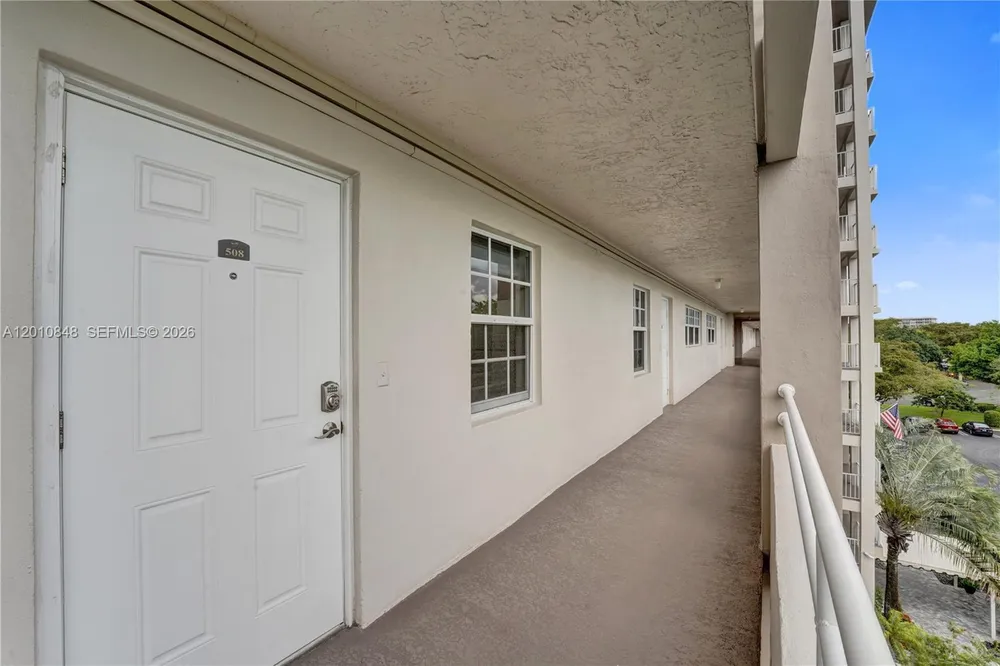 575 Oaks Ln, Pompano Beach, FL 33069
