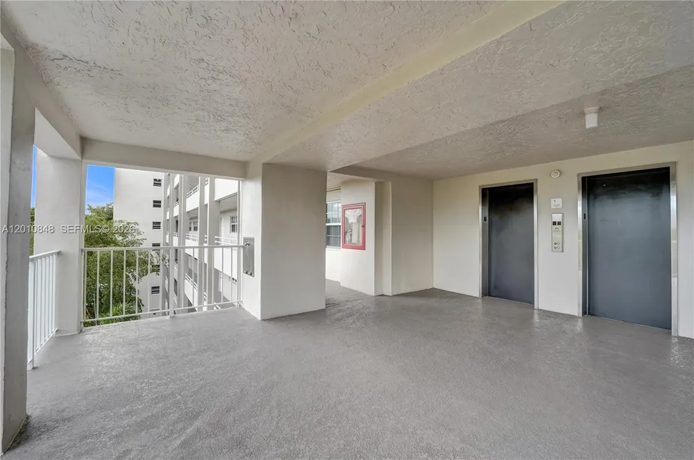 575 Oaks Ln, Pompano Beach, FL 33069