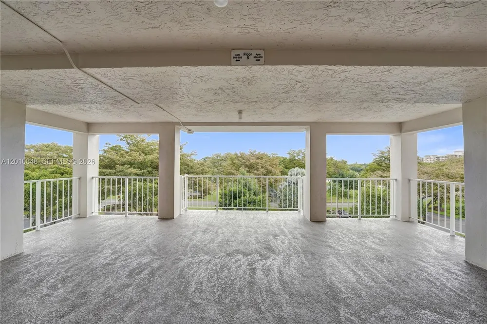 575 Oaks Ln, Pompano Beach, FL 33069