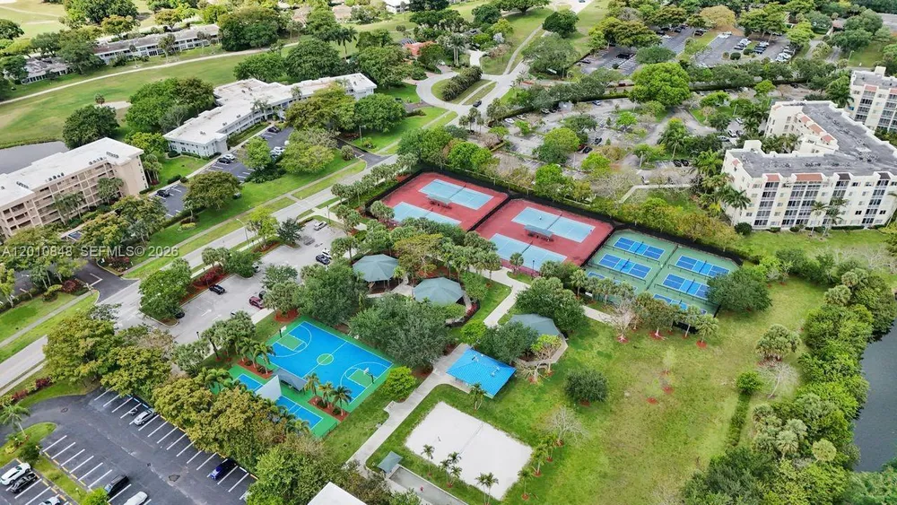 575 Oaks Ln, Pompano Beach, FL 33069