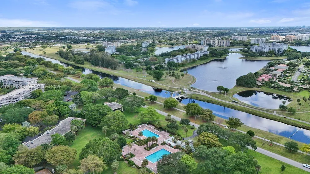 575 Oaks Ln, Pompano Beach, FL 33069