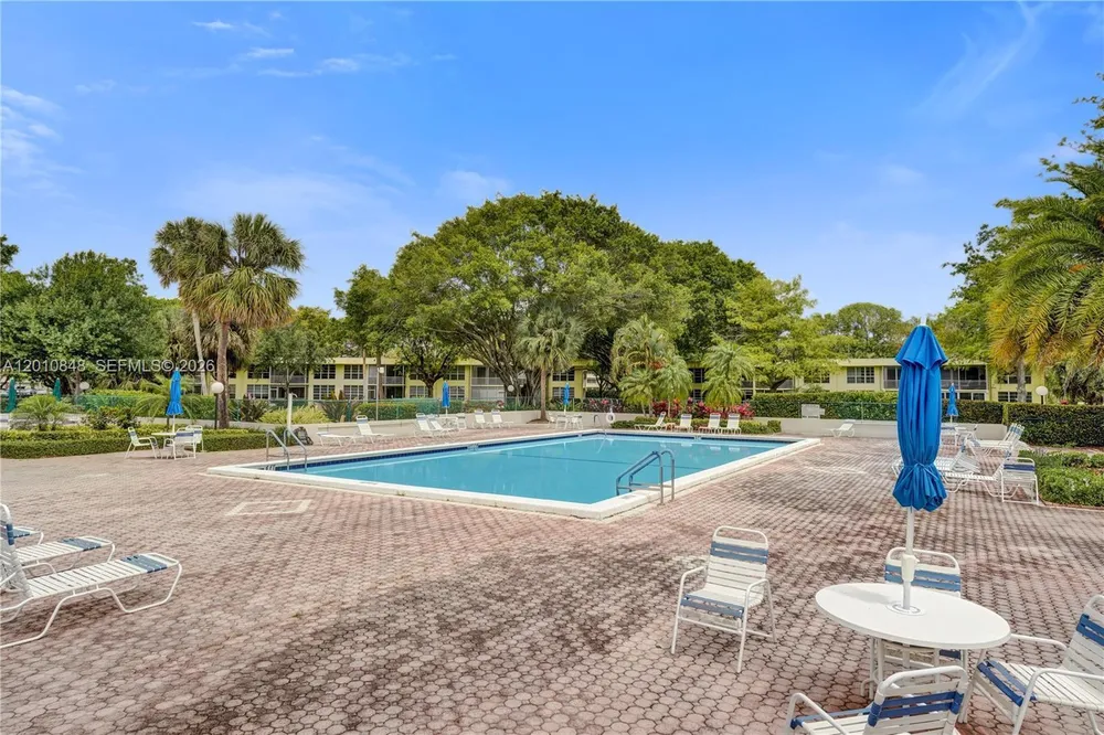 575 Oaks Ln, Pompano Beach, FL 33069