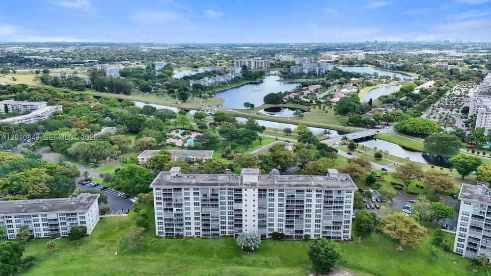 575 Oaks Ln, Pompano Beach, FL 33069