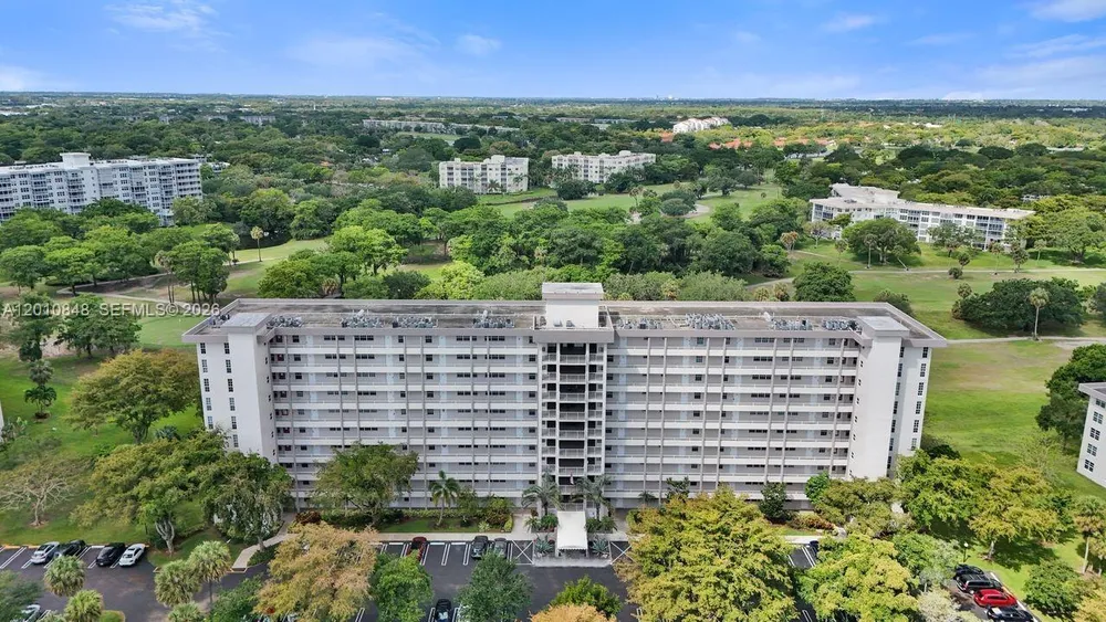 575 Oaks Ln, Pompano Beach, FL 33069