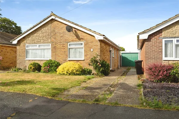 Roundstone Way, Selsey, Chichester, W...