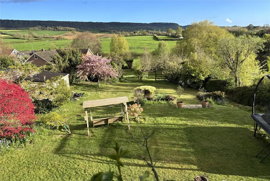 https://mr0.homeflow-assets.co.uk/files/photo/image/47495/9963/_x_/SOU260226_16.jpg