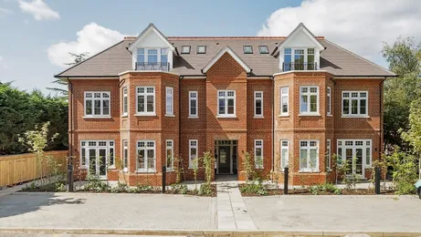 More Lane, Esher KT10