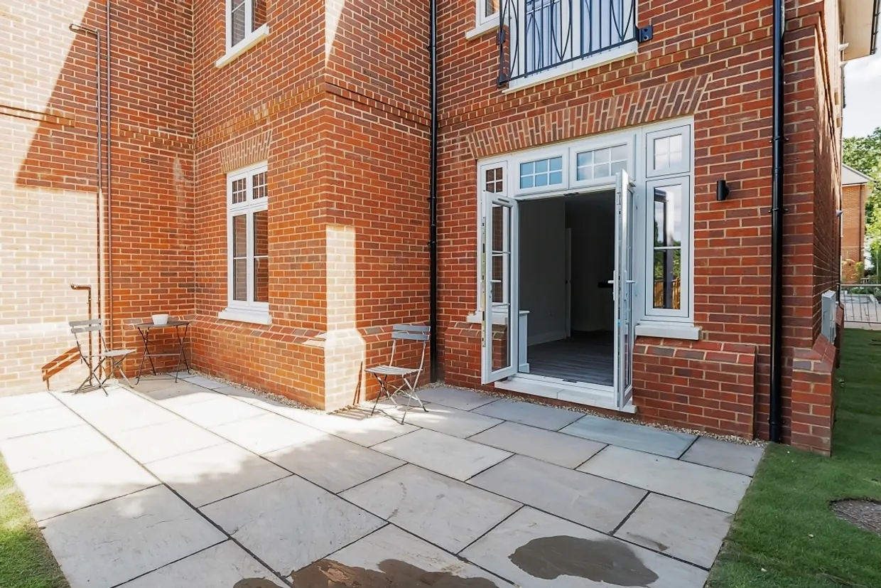 More Lane, Esher KT10 photo 5