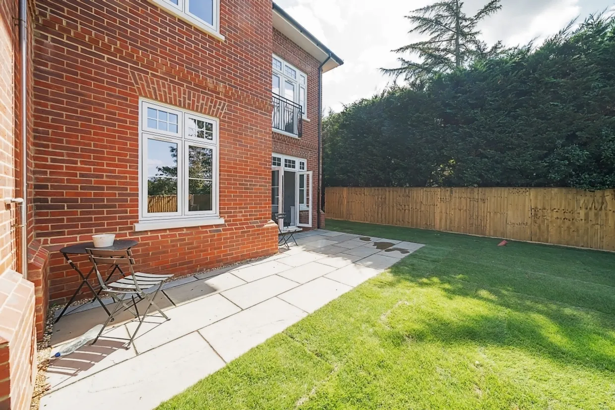 More Lane, Esher KT10 photo 12