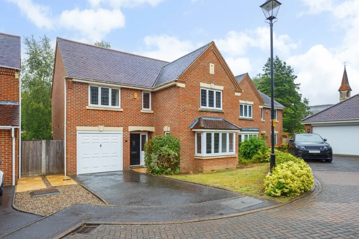 Vicarage Close Colgate RH12 photo 1