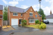 Vicarage Close Colgate RH12 photo 1