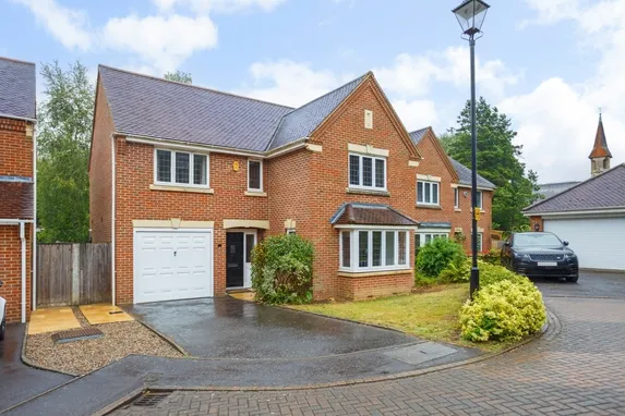 Vicarage Close Colgate RH12