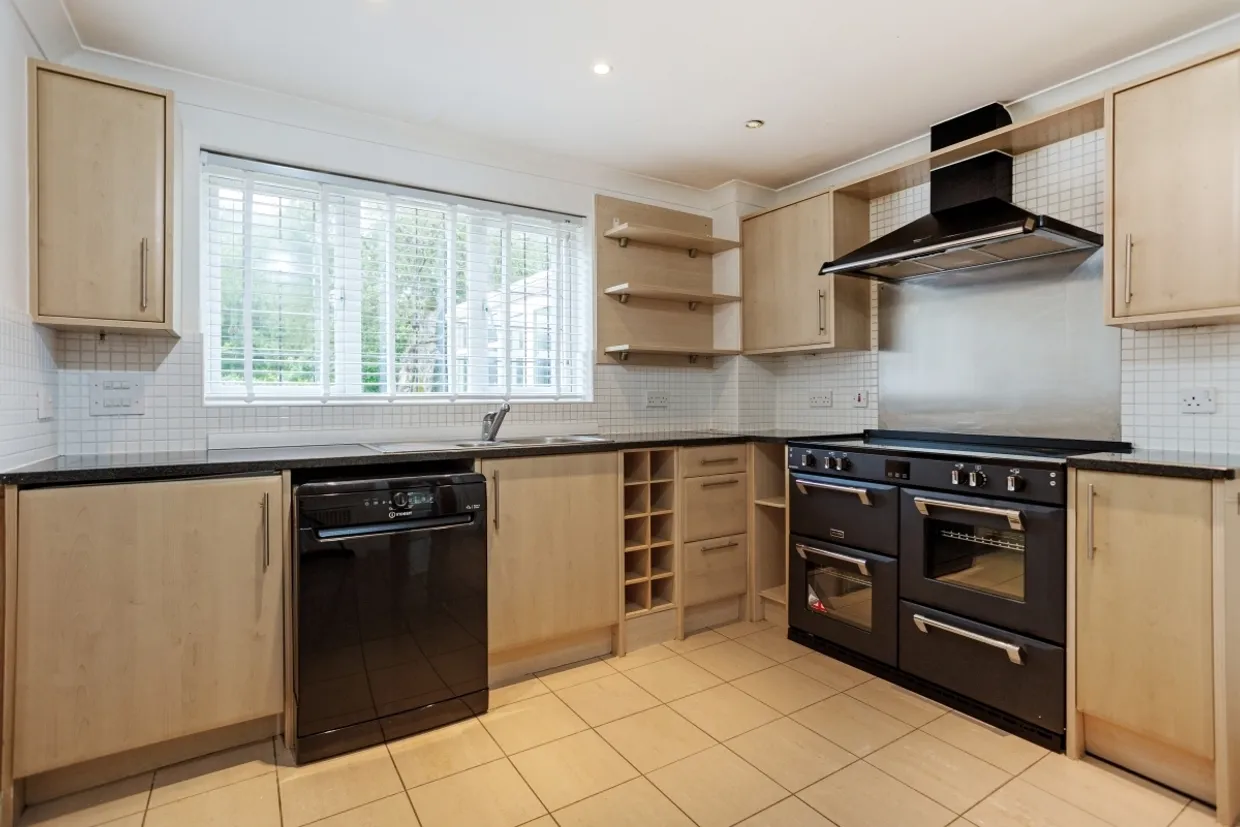 Vicarage Close Colgate RH12 photo 2