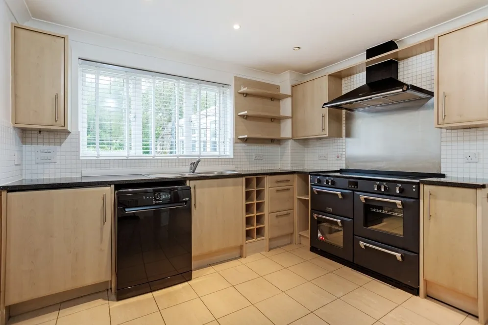 Vicarage Close Colgate RH12 photo 2