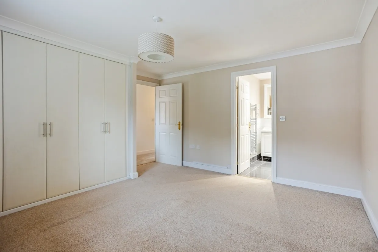 Vicarage Close Colgate RH12 photo 4