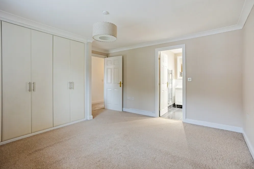 Vicarage Close Colgate RH12 photo 4