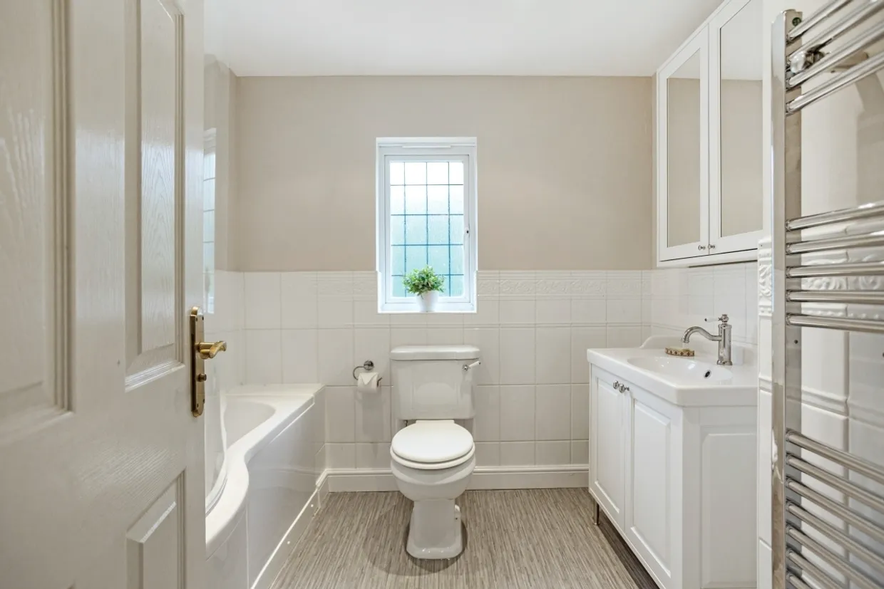 Vicarage Close Colgate RH12 photo 5