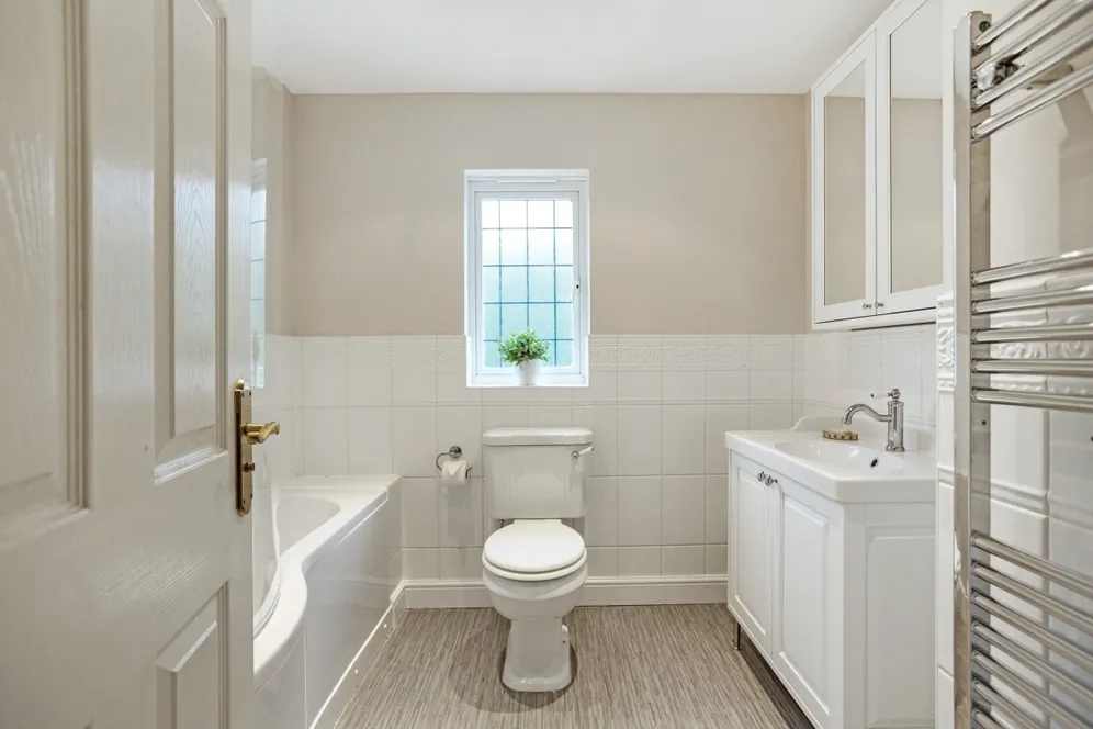 Vicarage Close Colgate RH12 photo 5